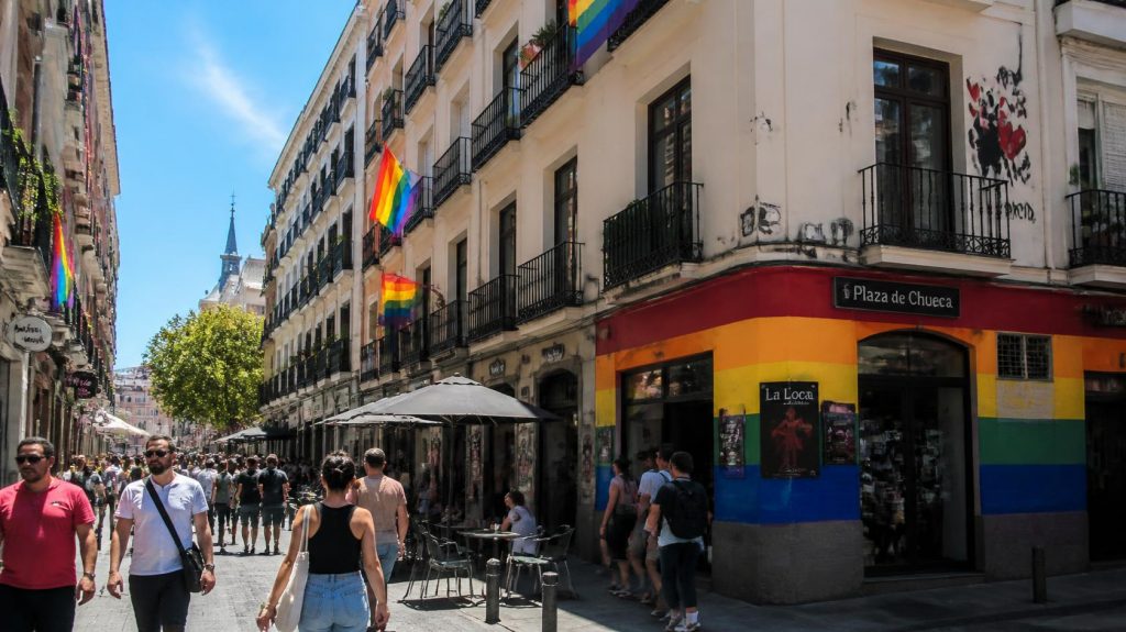 Qué ver en Chueca. Vista de una calle del barrio