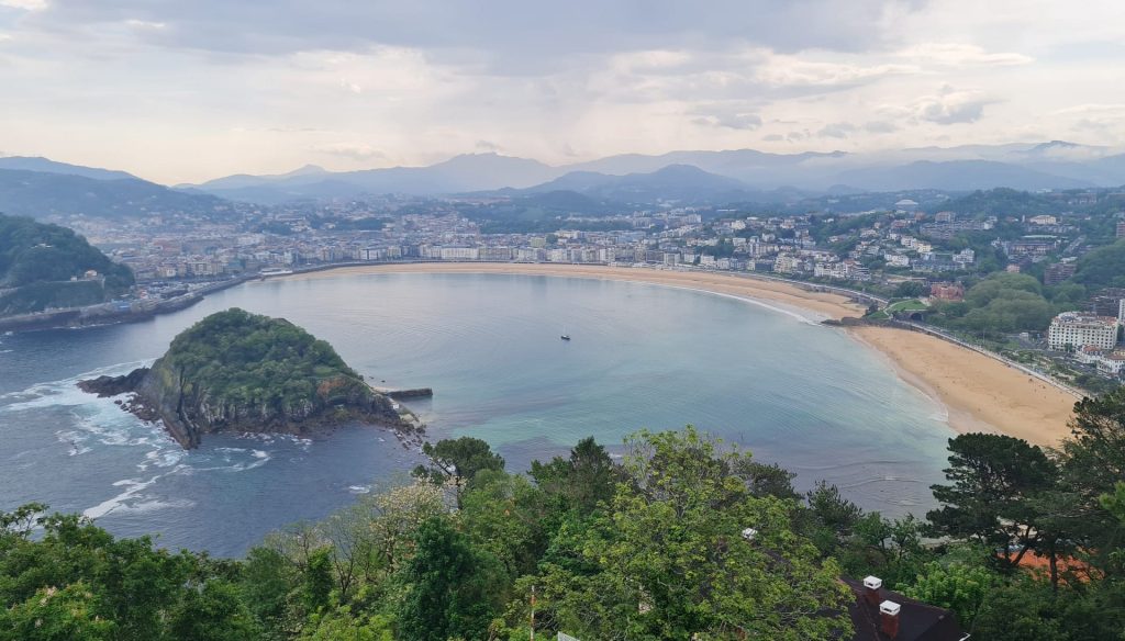 Donostia en Verano: Jazzaldia, Alta Cocina en Miniatura y Rutas Esenciales por el Corazón de San Sebastián.