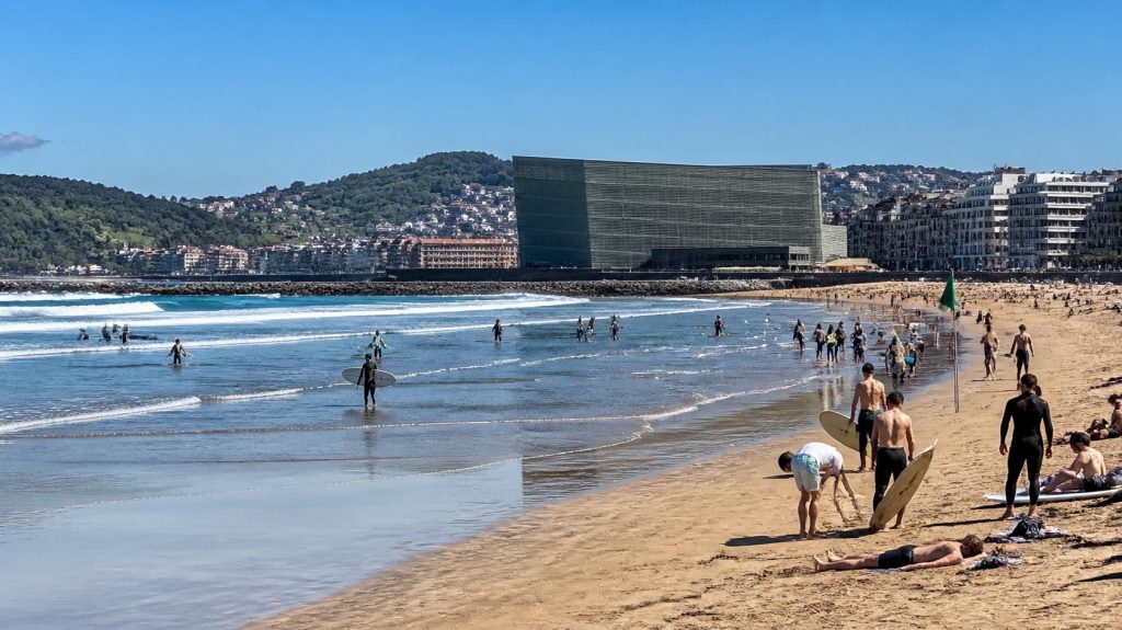 Surferos en la playa de Zurriola