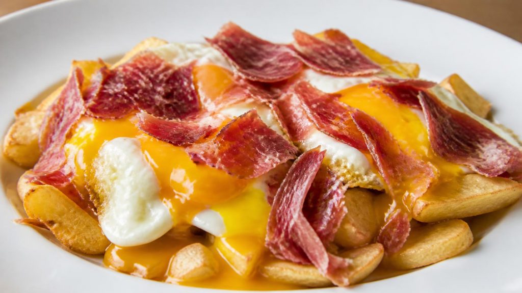 Huevos rotos con jamón