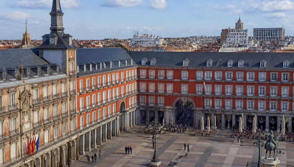 Guardar maletas en La Latina: 7 Rutas de Tapas Castizas, Terrazas de Verano y Secretos de Madrid.