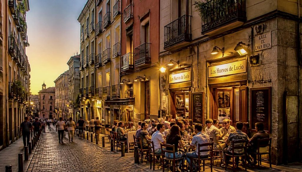 Rutas por La Latina: 7 Itinerarios de Tapas, Historia Medieval, Teatros y Secretos de Madrid.