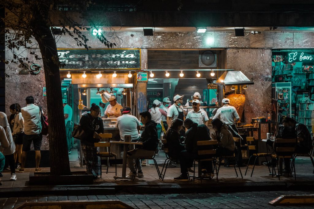 Disfrutar de la gastronomía en Sevilla durante agosto en restaurantes típicos