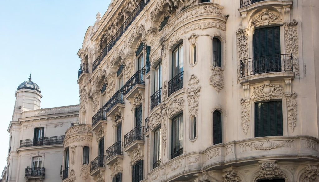 Arquitectura en Chueca: 7 Joyas del Modernismo, Palacetes Señoriales y Rutas de Open House Madrid.
