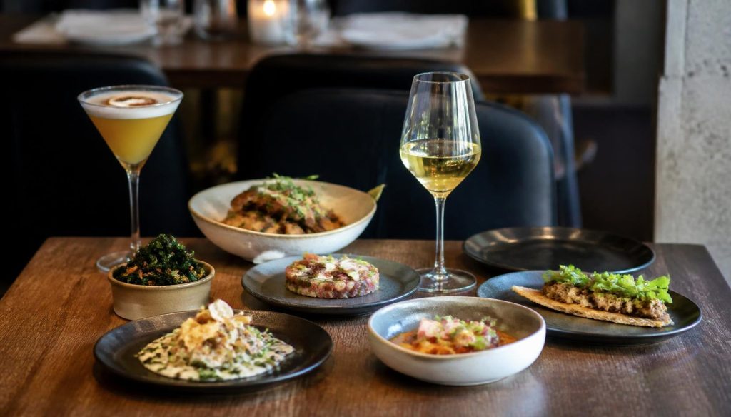 Gastronomía en Chueca: 7 Rutas de Restaurantes de Fusión, Tapas de Mercado, Coctelería de Autor y Bistrós.