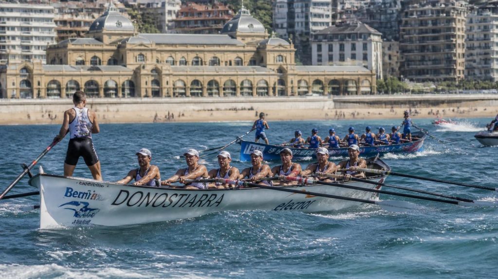 Regatas de La Concha: 7 Claves de la Bandera de San Sebastián 2026, Miradores, Tradición Marinera y Ambiente en el Muelle.