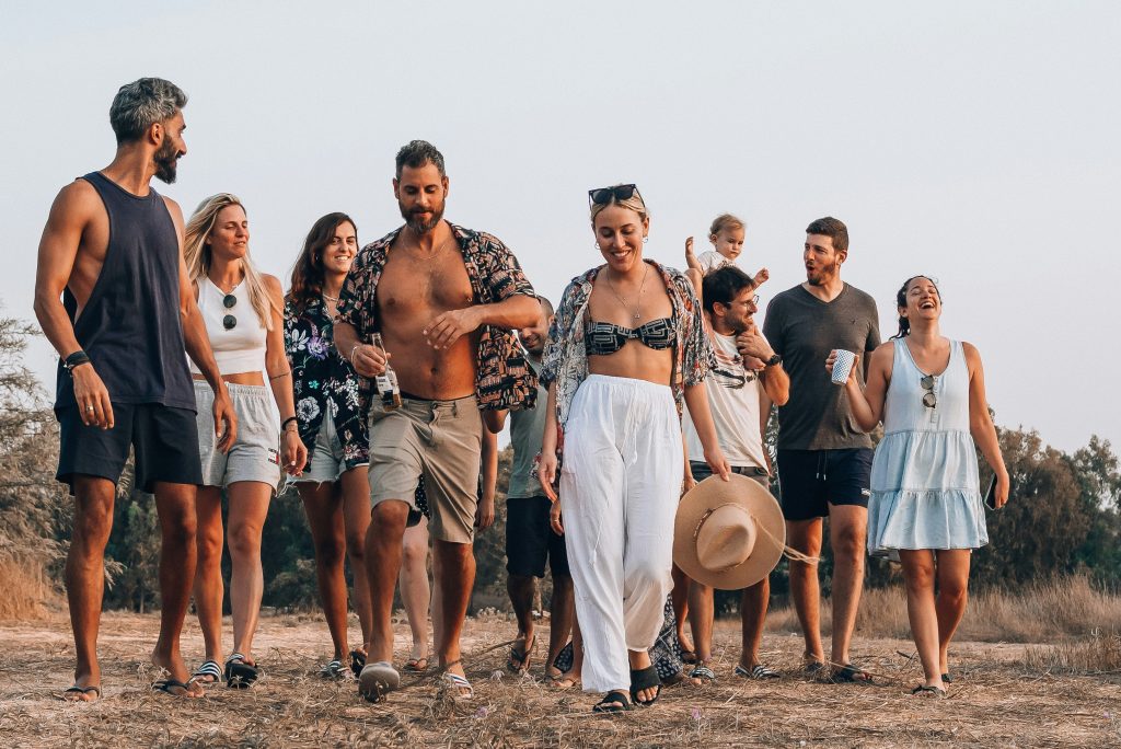 Viajar a Sevilla en grupo: cómo organizar el equipaje cuando una persona llega a una hora diferente